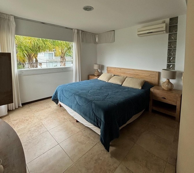 Moderna casa en alquiler y venta sobre Montoya, La Barra a 2 cuadras del mar.